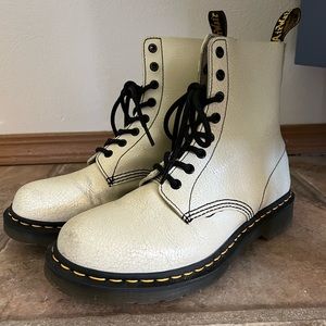 Dr. Martens 1460 Pascal 8 Eyelet Leather Boot
PUTTY GREY CRISTAL SUEDE LEATHER 9